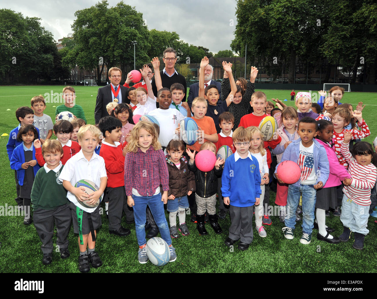 Rupert Everett ouvre la nouvelle de terrains de sport pour le 'Coram's Fields' de bienfaisance pour enfants. Avec : Rupert Everett, Frank Dobson Où : London, Royaume-Uni Quand : 12 août 2013 Banque D'Images