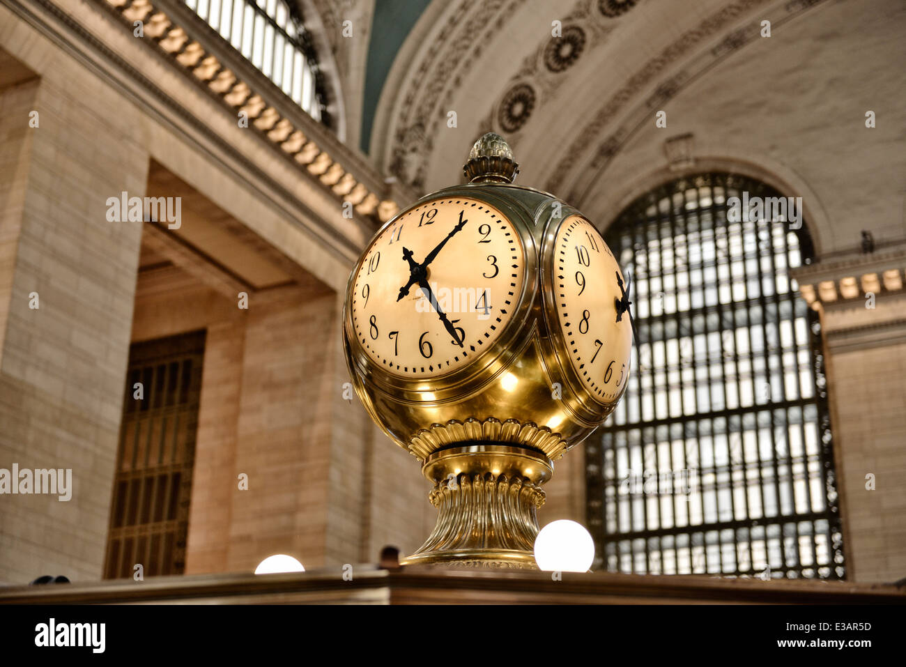 Réveil au Grand Central Station, faite de laiton et verre opale, 100 ans Banque D'Images