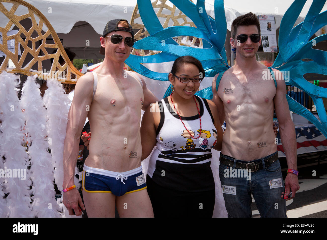 Les jeunes hommes à Gay Pride Fest 2014 - Washington, DC USA Banque D'Images