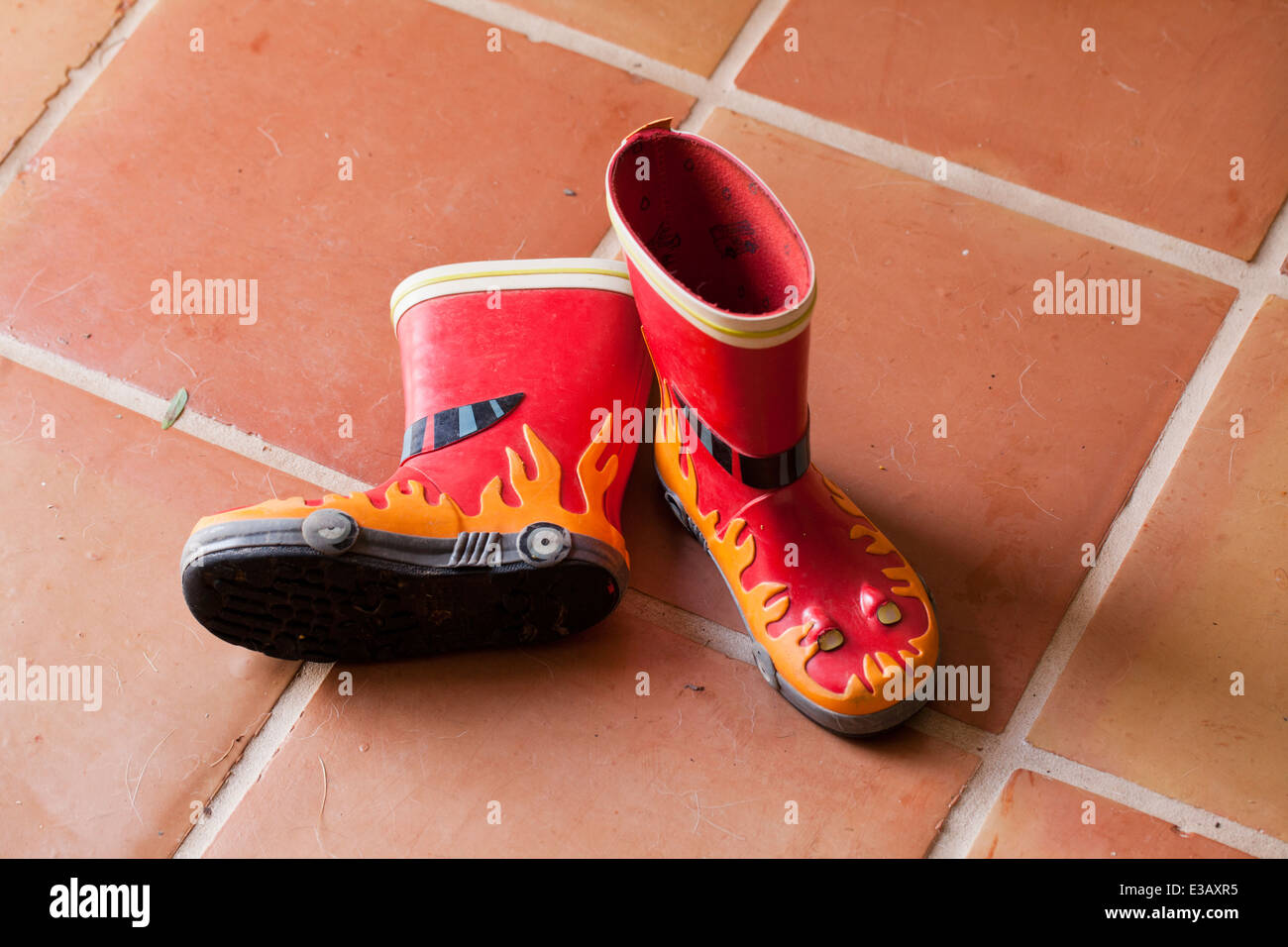 Bottes de pluie enfant sur marbre Banque D'Images