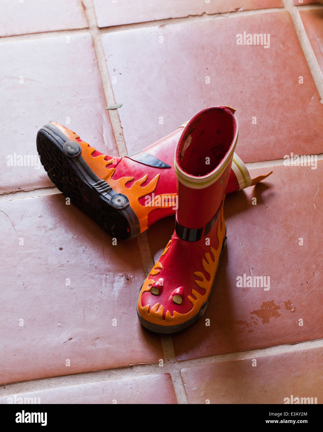 Bottes de pluie enfant sur marbre Banque D'Images