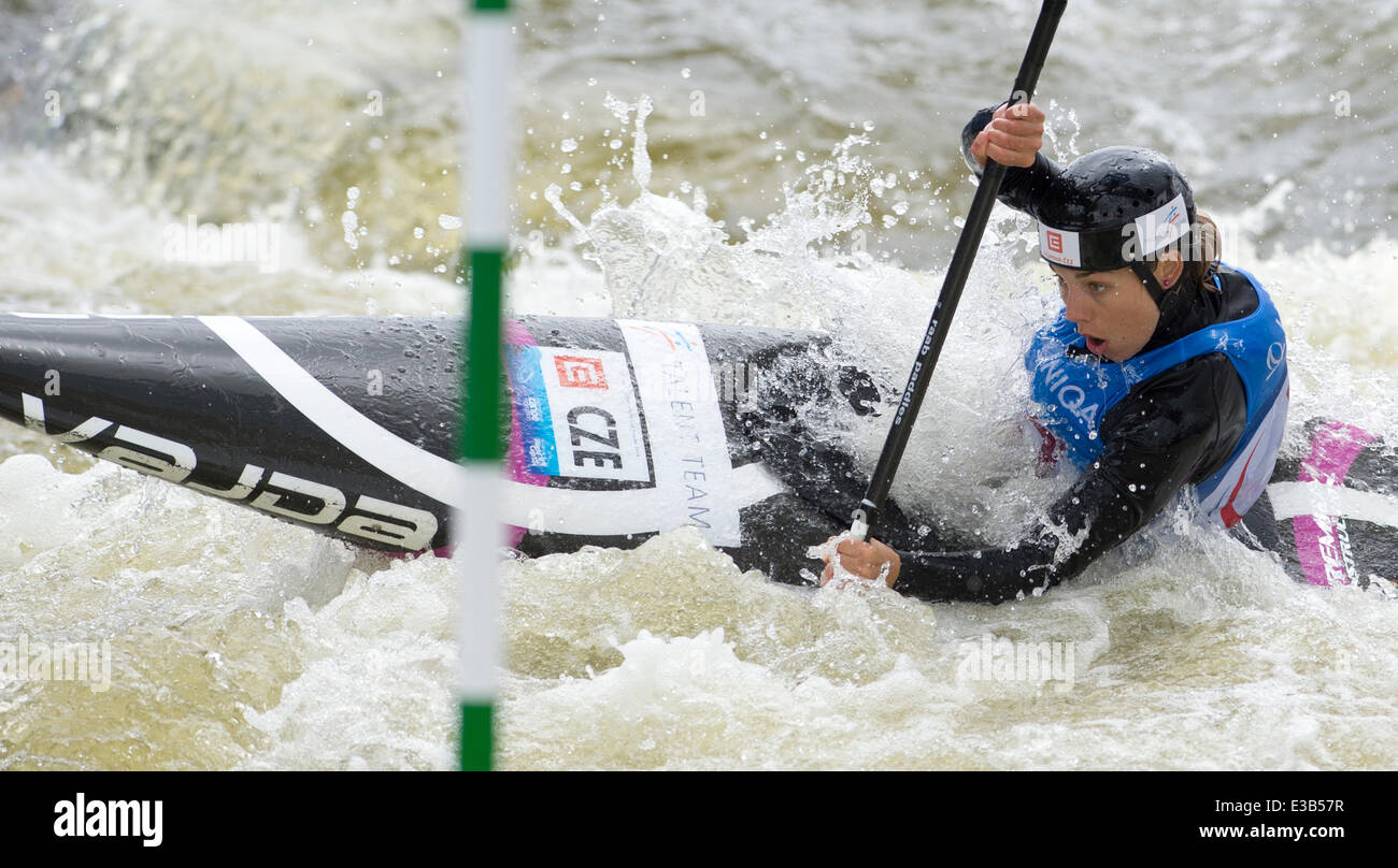 Prague, République tchèque. 22 Juin, 2014. 2014 Coupe du monde de slalom en canoë à Prague, République tchèque le 22 juin 2014. Catégorie K1, final, les femmes, Veronika Vojtova (CZE). (Photo/CTK Michal Kamaryt) Credit : CTK/Alamy Live News Banque D'Images