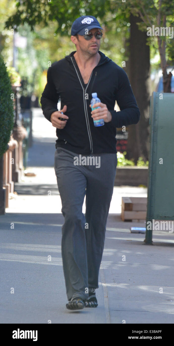 Prisonniers' et 'Wolverine', l'acteur Hugh Jackman repéré sortir courir à  Soho, portant une paire de Vibram Fivefingers chaussures de sport Photo  Stock - Alamy