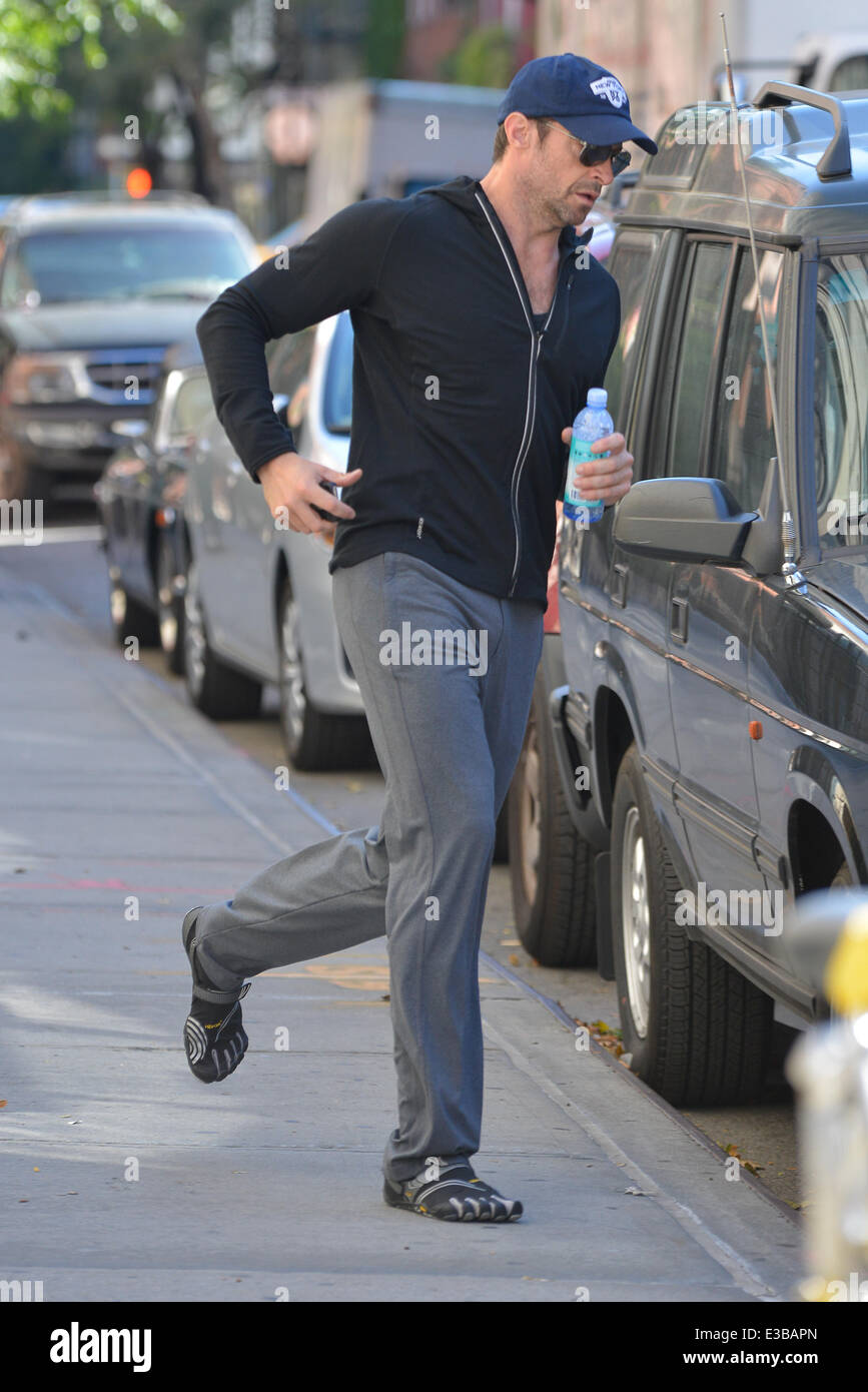Prisonniers' et 'Wolverine', l'acteur Hugh Jackman repéré sortir courir à  Soho, portant une paire de Vibram Fivefingers chaussures de sport comprend  : Hugh Jackman Où : Manhattan, NY, United States Quand :