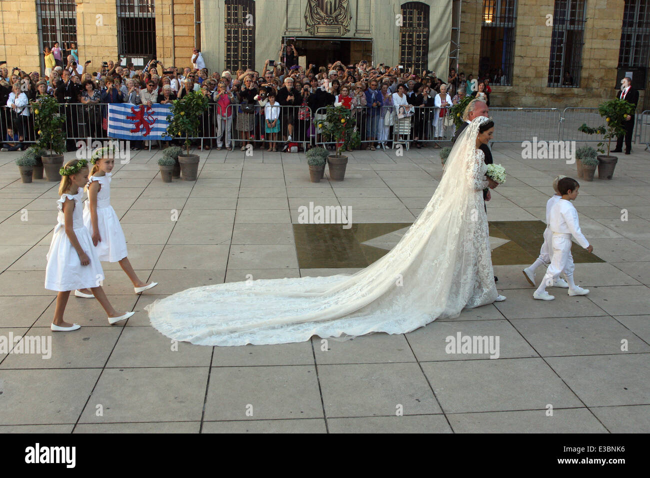 Le mariage du Prince Félix de Luxembourg et Claire Lademacher à la Basilique Sainte Marie-Madeleine avec : Claire Lademacher Où : Saint Maximin, France Quand : 21 août 2013 Banque D'Images