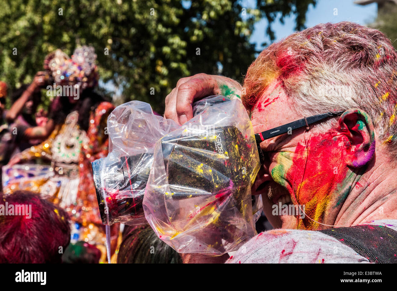 Célébrer Holi, une fête hindoue célébrant le printemps et l'amour avec les couleurs. Photographié à Jaipur, Rajasthan, Inde Banque D'Images