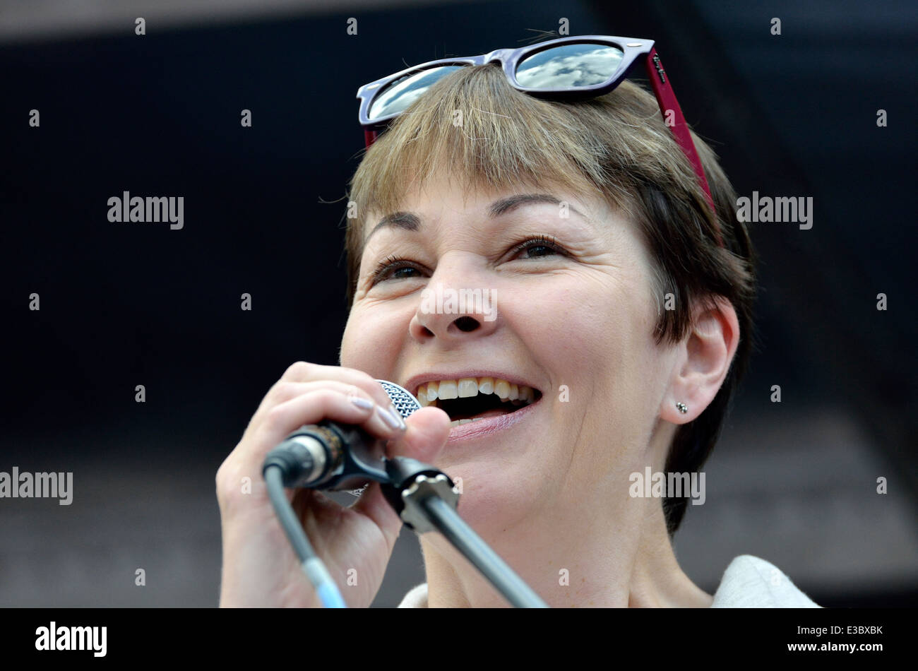 Caroline Lucas MP (Parti Vert, Brighton Pavilion) s'exprimant à la place du Parlement, Londres, 21 juin 2014 Banque D'Images