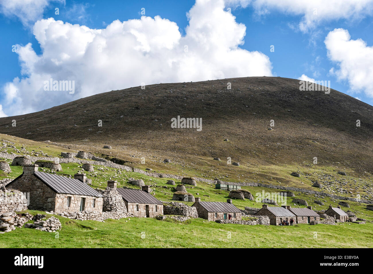 Les touristes explorant les blackhouses abandonné sur la rue principale dans la baie du Village, St Kilda Banque D'Images