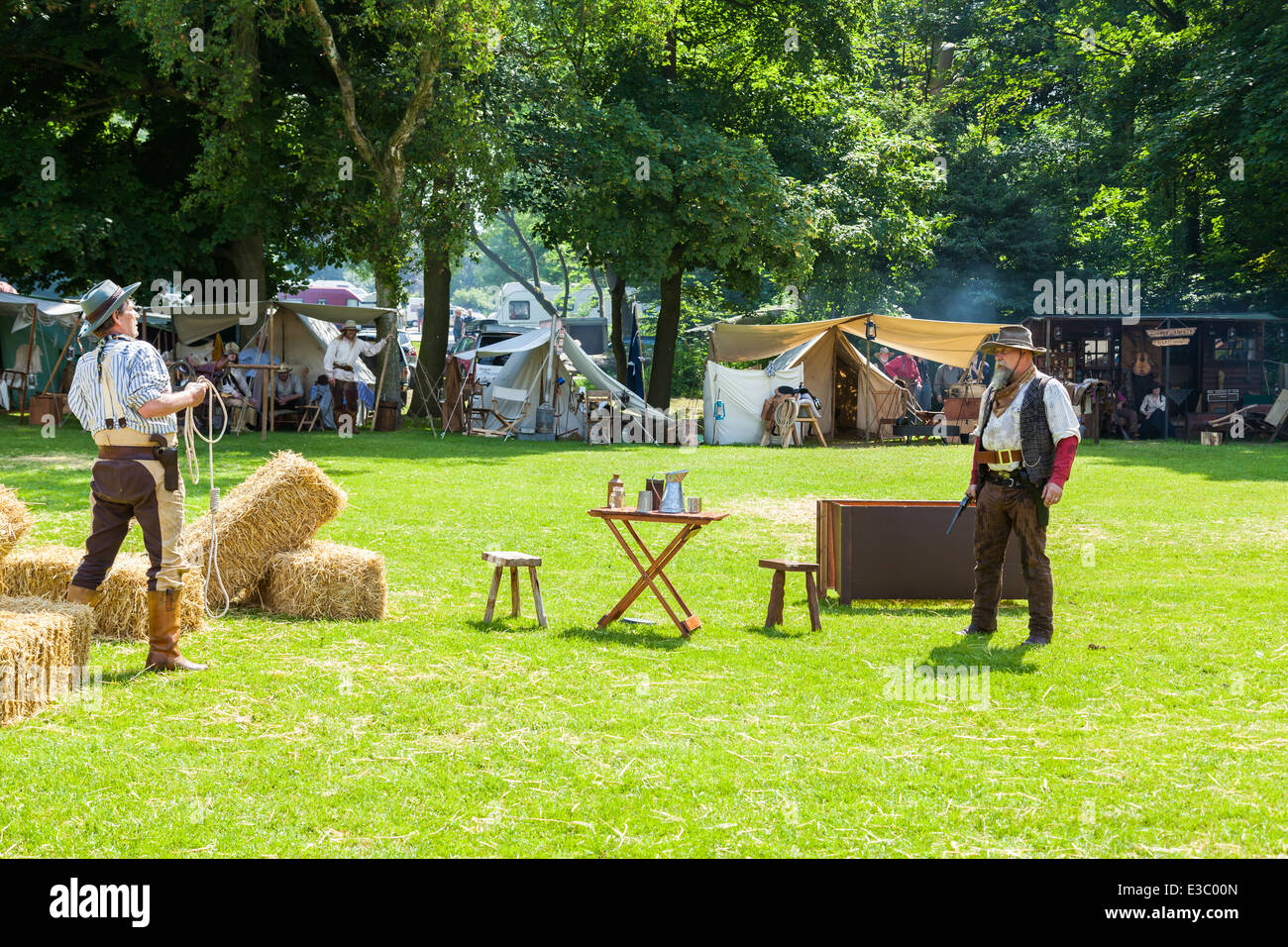 Poireau, Staffordshire, Angleterre. 22 juin 2014, un week-end country et western. Un Cowboy avec corde menace de suspendre villain. Banque D'Images