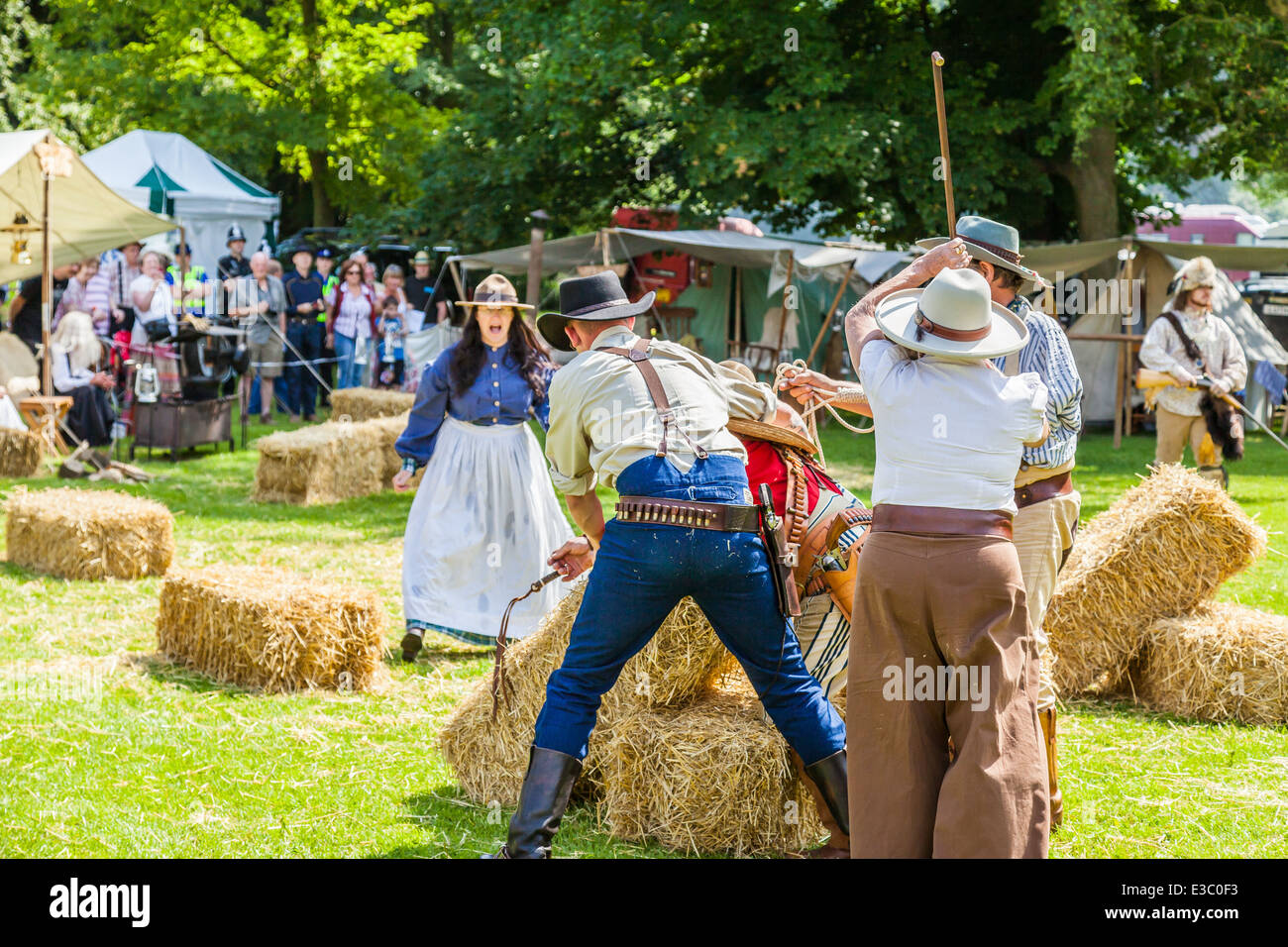 Poireau, Staffordshire, Angleterre. 22 juin 2014, un week-end country et western. Un Lynch mob menacent de suspendre Villain Cowboy. Banque D'Images