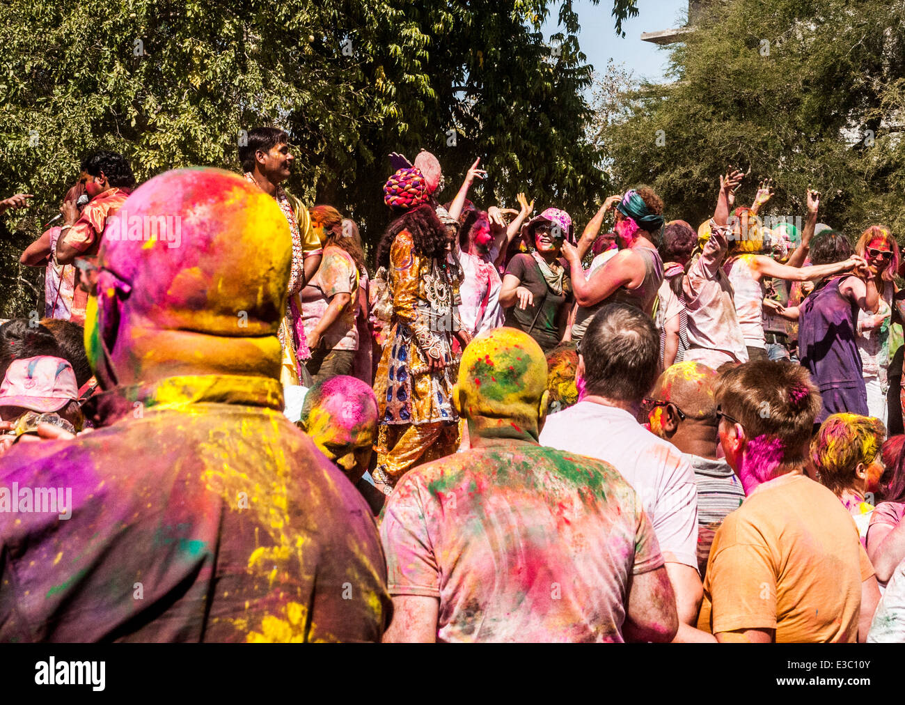 Célébrer Holi, une fête hindoue célébrant le printemps et l'amour avec les couleurs. Photographié à Jaipur, Rajasthan, Inde Banque D'Images