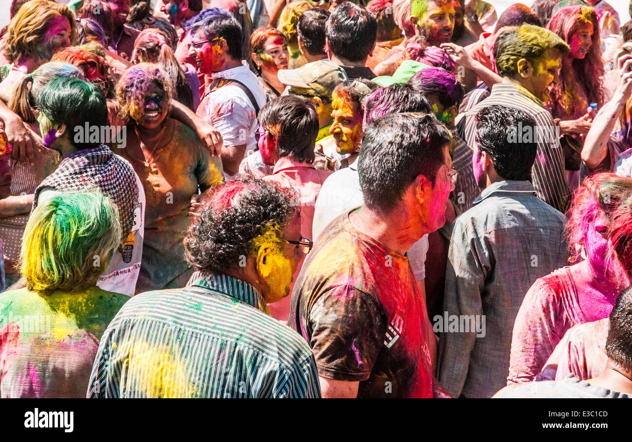 Célébrer Holi, une fête hindoue célébrant le printemps et l'amour avec les couleurs. Photographié à Jaipur, Rajasthan, Inde Banque D'Images
