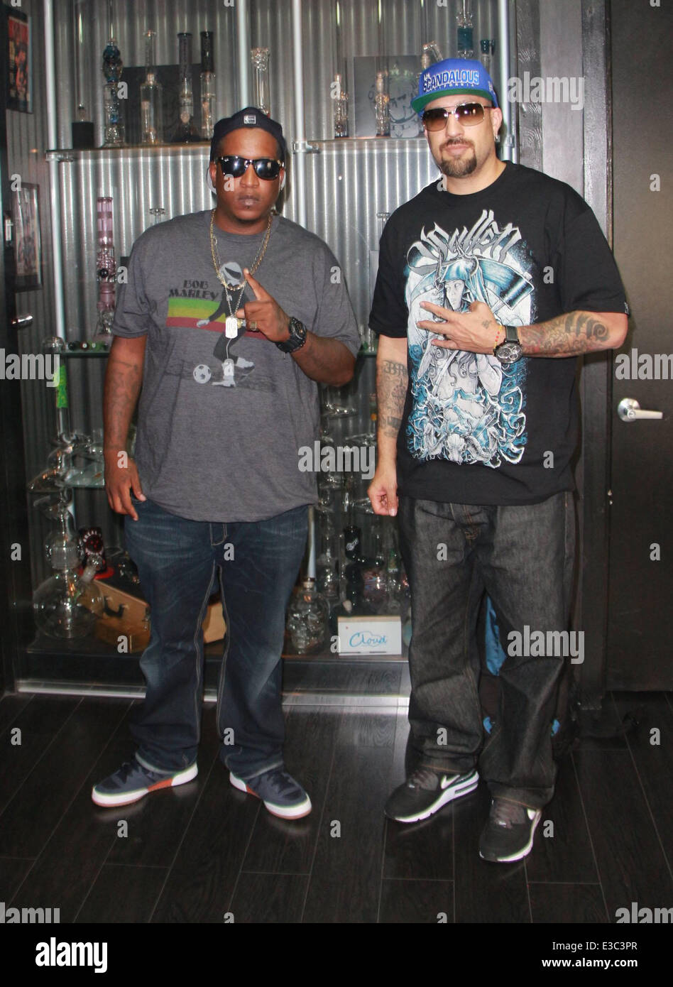 E.D.I Don de la bande 'hip hop Je désole mes parents l' rejoint B-Real de Cypress  Hill pour son spectacle Bréal.TV : Malcolm Greenridge E.D.I,don,Louis  Freese, B-Real Où : Los Angeles, California,