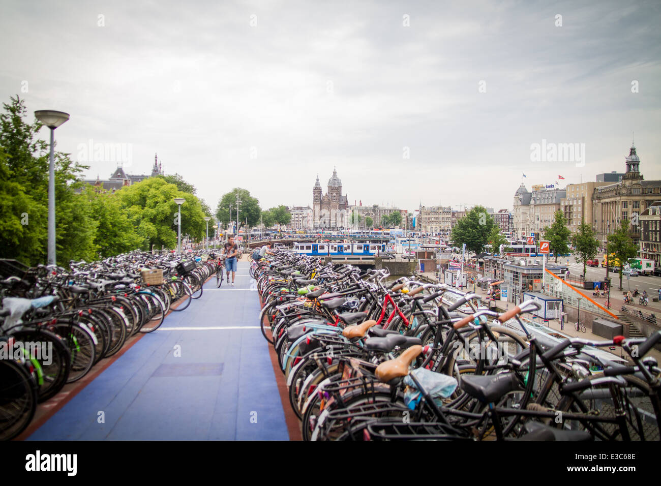 Des centaines de vélos à un parking à vélo à la gare centrale d'Amsterdam aux Pays-Bas vélos vélo gratuit Banque D'Images