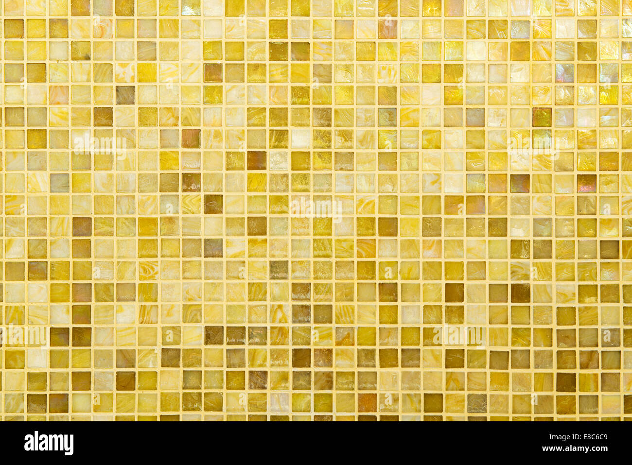 Texture : belle mosaïque moderne de couleur jaune sur le mur. Banque D'Images