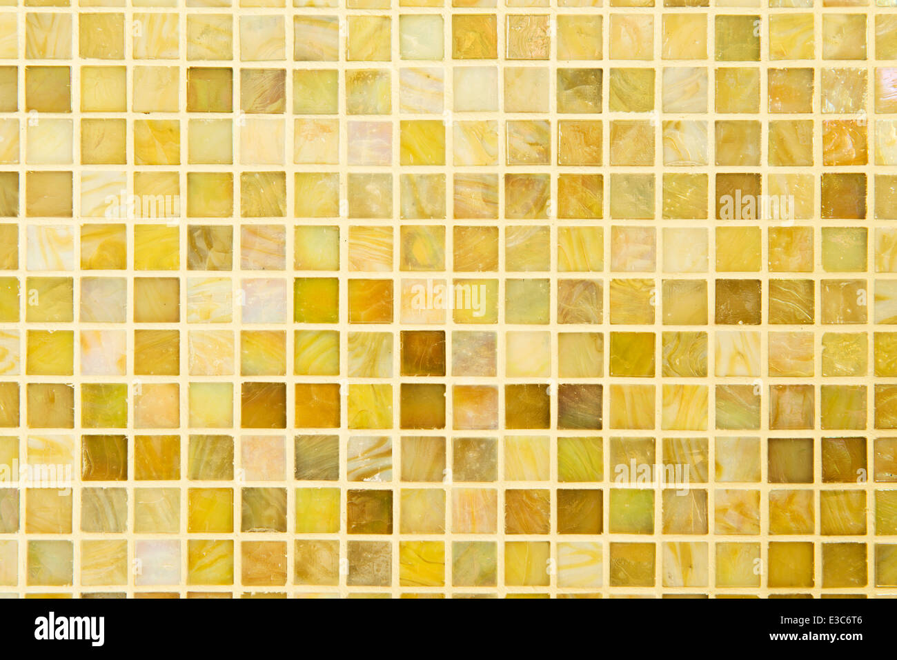 Texture : belle mosaïque moderne de couleur jaune sur le mur. Banque D'Images
