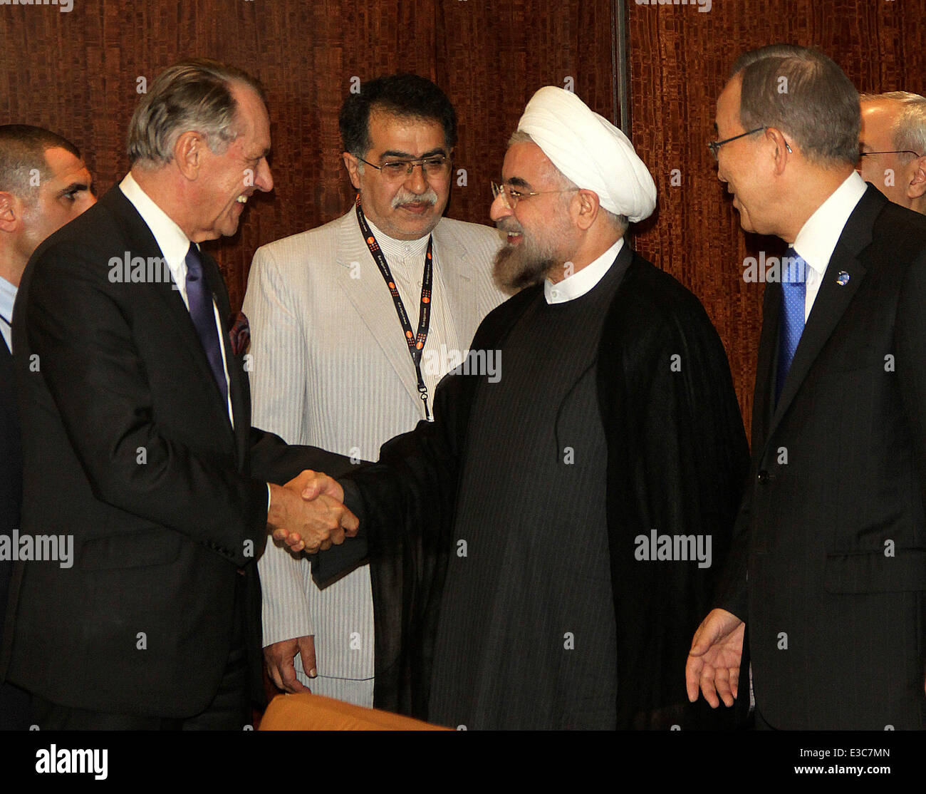 M. Hassan Rouhani, Président de l'Iran (L) arrive pour sa rencontre avec le Secrétaire général des Nations Unies, Ban Ki moon, lors de la 68e session de l'Assemblée générale des Nations Unies, au Siège des Nations Unies, à New York, avec : M. Hassan Rohani, un Se Banque D'Images
