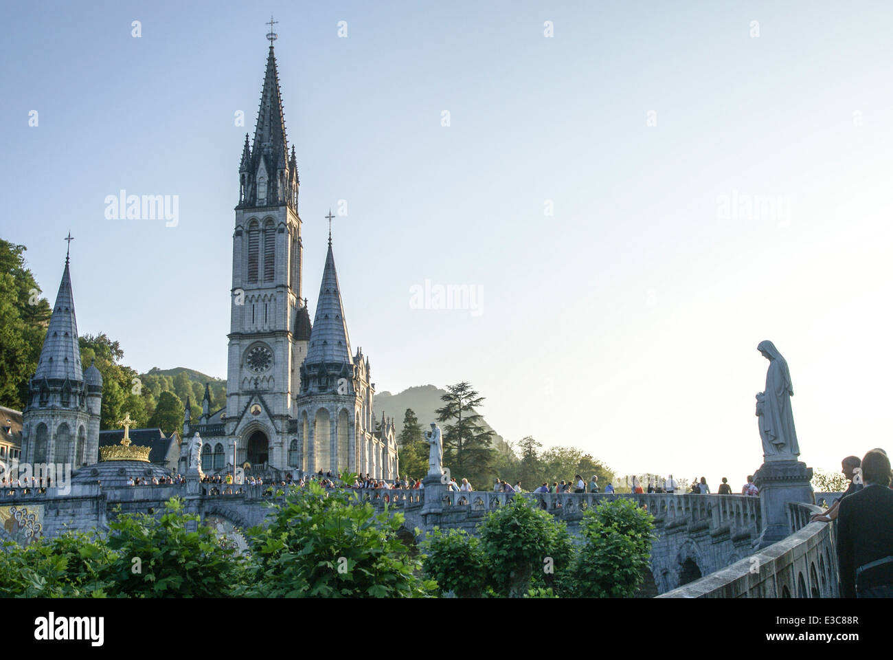 Basilique du rosaire, Lourdes, France. Banque D'Images