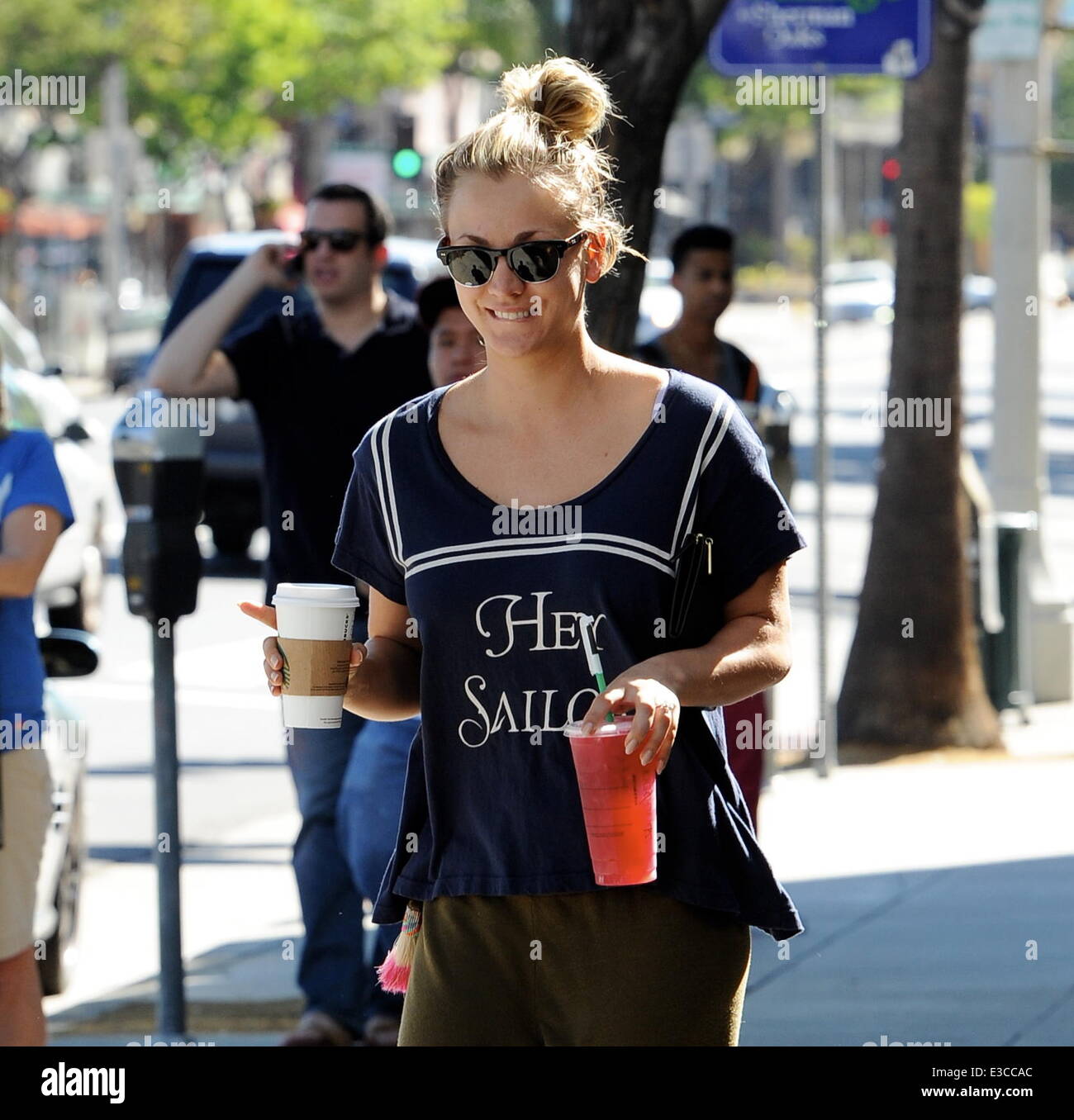 Amoureux des chiens 'Big Bang Theory' star Kaley Cuoco fait une course à 2  café chez Starbucks à Sherman Oaks. L'actrice qui s'est récemment engagé  avec Ryan Sweeting était tout sourire et