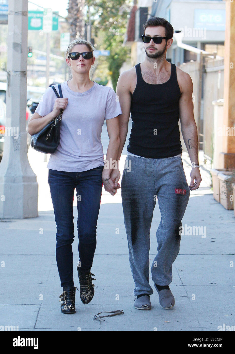 Ashley Greene à marcher avec son petit ami dans Studio City avec : Ashley Greene Où : Los Angeles, California, United States Quand : 29 août 2013 Banque D'Images