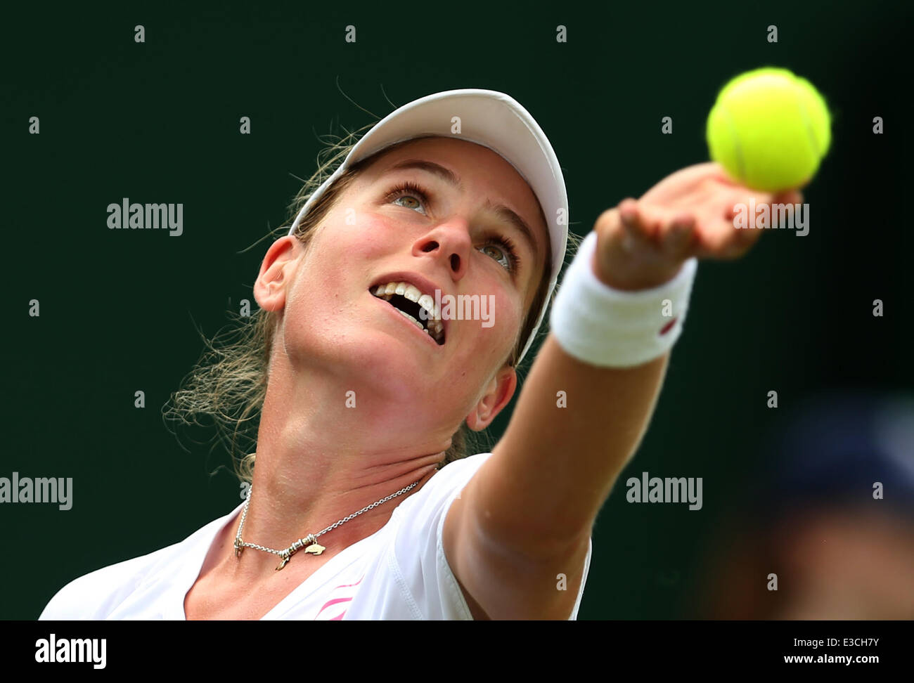 Londres, Royaume-Uni. 23 Juin, 2014. Johanna Konta de Grande-Bretagne sert de Peng Shuai de Chine lors de leur match de tennis féminin au Championnat de Tennis de Wimbledon, à Londres, Royaume-Uni, le 23 juin 2014. Credit : Meng Yongmin/Xinhua/Alamy Live News Banque D'Images
