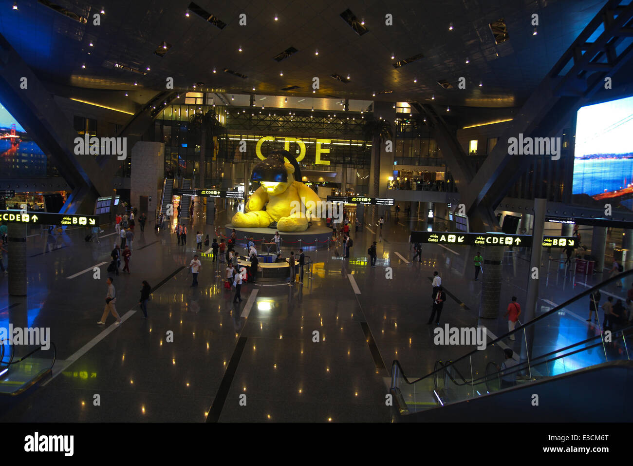 Doha, Qatar. 22 Juin, 2014. Ours lampe par l'installation de l'artiste des téé Urs Fisher situé au centre du bâtiment de l'Aéroport International Hamad nouvellement ouvert (IHA) à Doha, au Qatar. Crédit : David Mbiyu/ Alamy Live News Banque D'Images