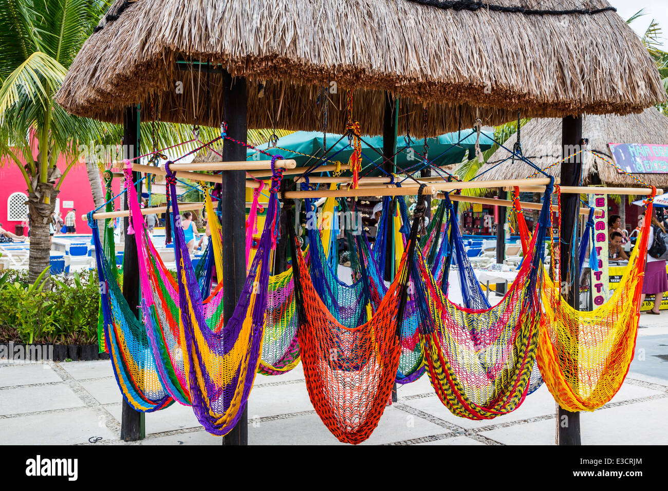 Des hamacs pour vente à la terminal de croisière au Costa Maya, Mexique. Banque D'Images