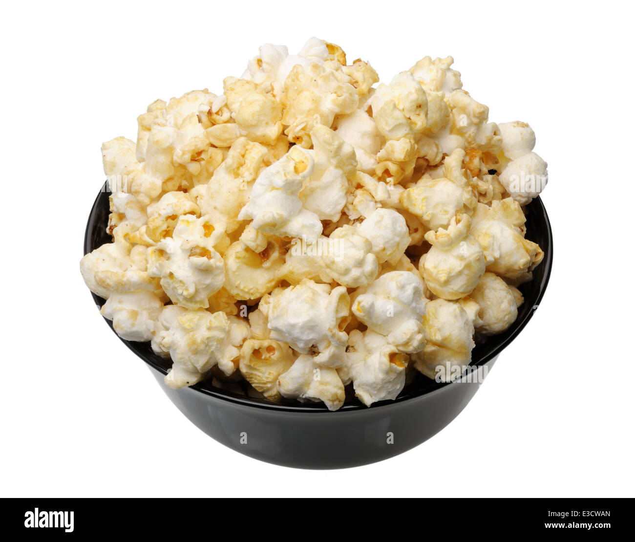 Popcorn dans une tasse noire sur un fond blanc, isolé Banque D'Images