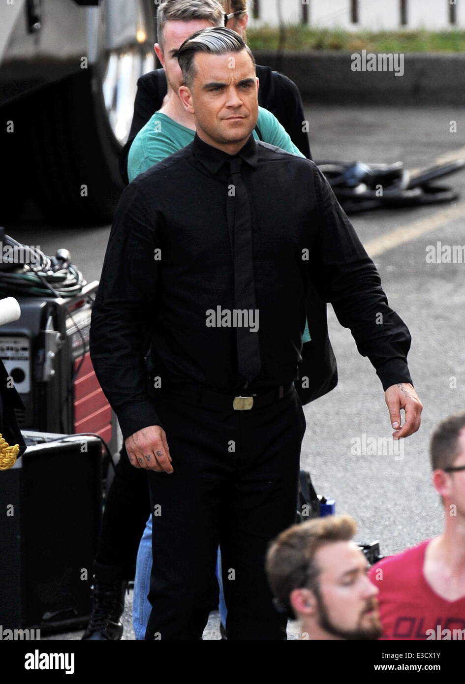Robbie Williams du tournage d'un clip vidéo pour sa chanson 'Rendez-vous'  en douceur de son prochain album 'wings' dans les deux sens dans le  centre-ville de Los Angeles. La chanteuse britannique a