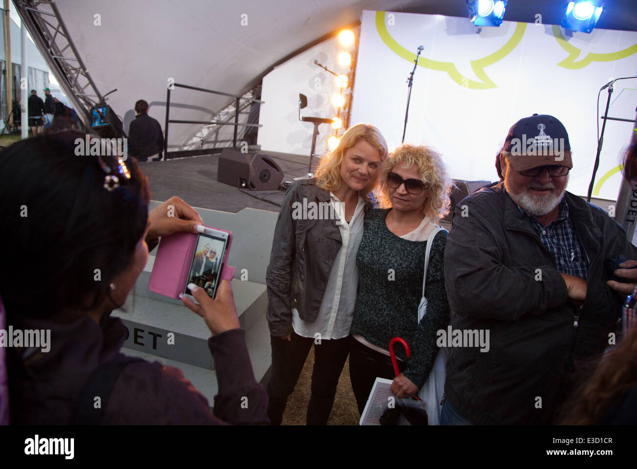 Folkemøde på Bornholm. Leder Schmidt-Nielsen, vliver fotograferet Enhedslisten af af og med fans. Banque D'Images