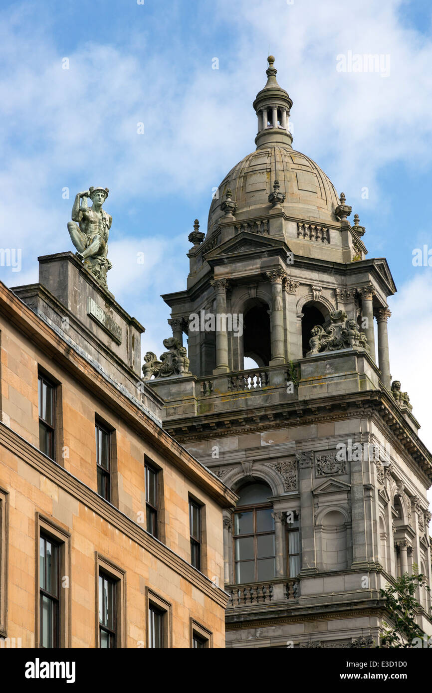 Centre italien avec statue de Mercure Glasgow City Chambers dans l'arrière-plan, Glasgow, Écosse, Royaume-Uni Banque D'Images