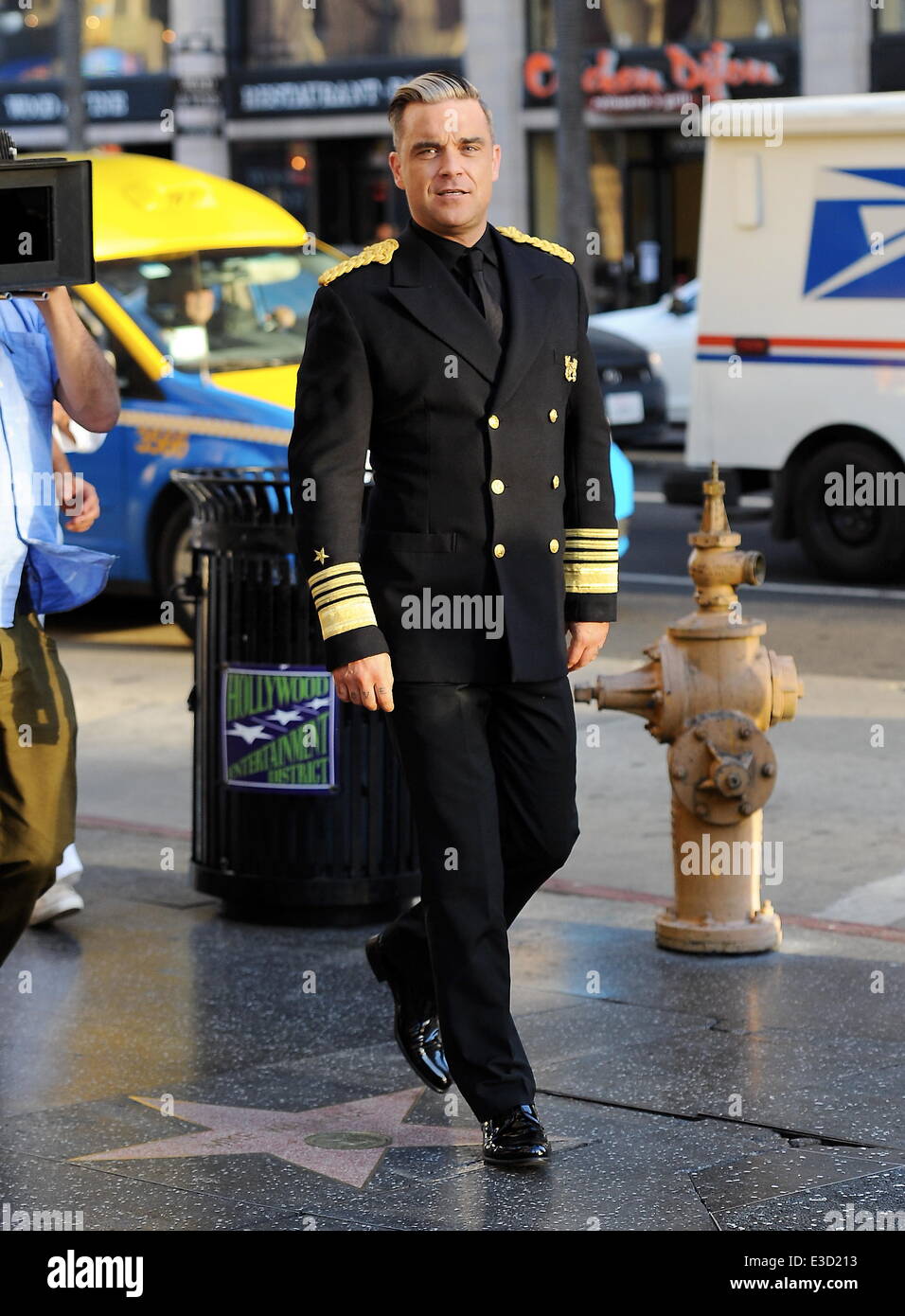 Le chanteur britannique Robbie Williams a repéré le chant et la danse avec  une bande dans les rues d'Hollywood Boulevard pour son nouveau clip Photo  Stock - Alamy
