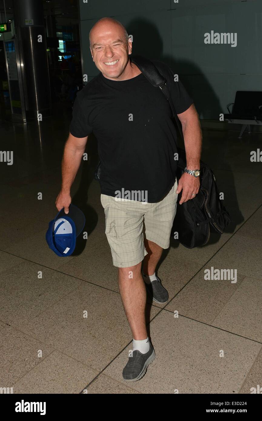 Deorris acteur, alias Hank de Breaking Bad, arrive à l'aéroport de Dublin  en portant une casquette de baseball à l'avance la apparaissant sur le Sa  Photo Stock - Alamy