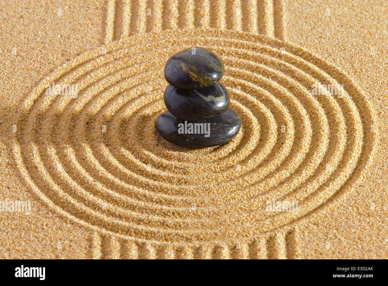 Jardin japonais avec des pierres empilées dans le sable Banque D'Images