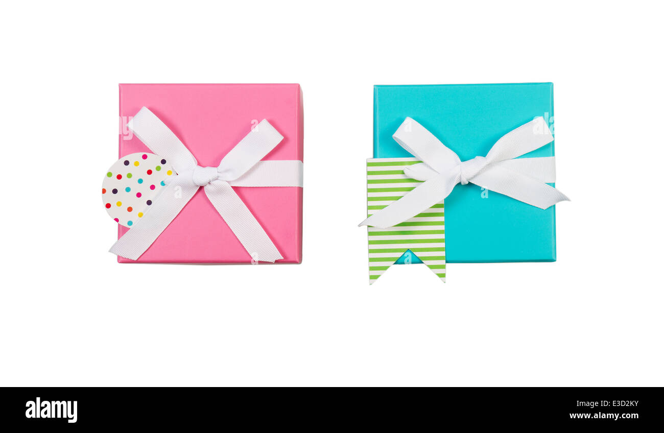 Vue de dessus de nouvelle couleur rose et aqua cadeaux enveloppés et arcs blanc isolated on white Banque D'Images