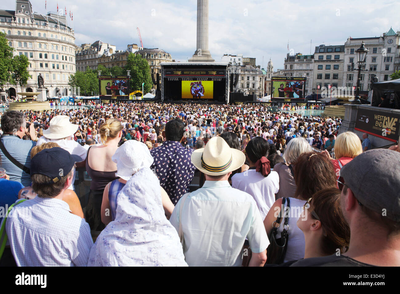 Londres, Trafalgar Square, UK. 22 juin 2014. Les touristes regarder London's West End theatre à Trafalgar Square. Photo : Alamy Live News Banque D'Images