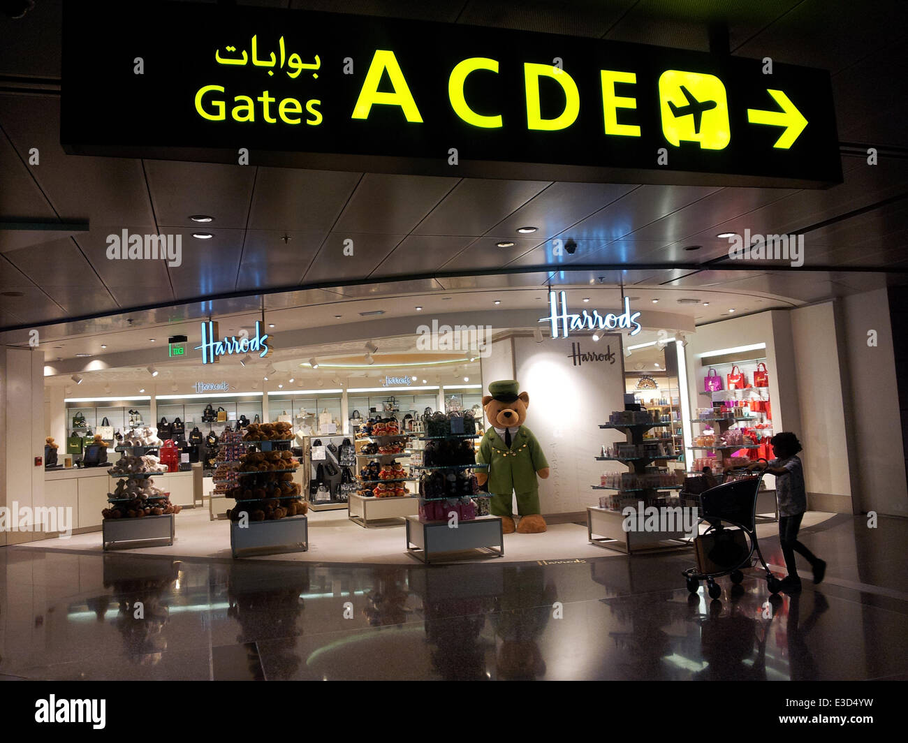 Un garçon les poussant un chariot passe devant le magasin Harrods au nouveau ​​​Hamad l'Aéroport International de Doha. Crédit : David Mbiyu/ Alamy Live News Banque D'Images
