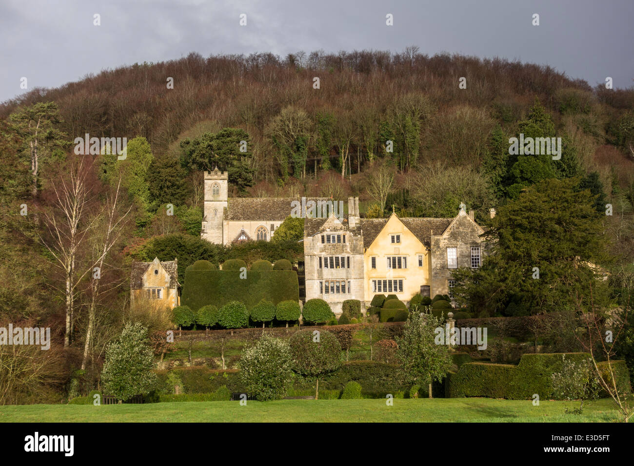 Classé Grade I Tudor Owlpen Manor et l'église de la Sainte Croix, Uley, Cotswolds, Gloucestershire, Royaume-Uni Banque D'Images