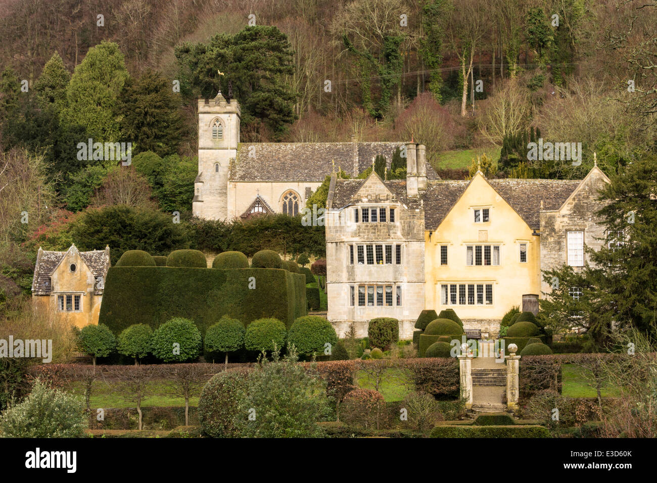 Classé Grade I Tudor Owlpen Manor et l'église de la Sainte Croix, Uley, Cotswolds, Gloucestershire, Royaume-Uni Banque D'Images