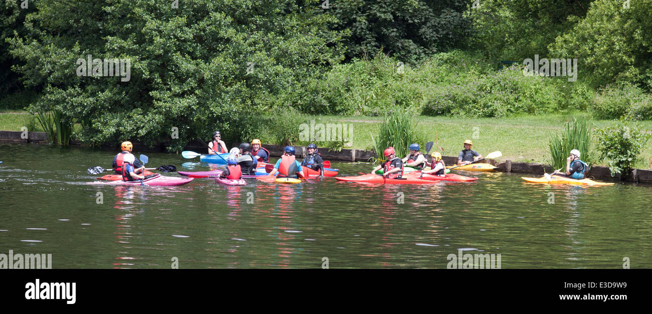 Les enfants et les instructeurs canoë/kayak sur le lac dans le millefeuille Valley Country Park, dans le Lancashire, Royaume-Uni Coppull. Banque D'Images