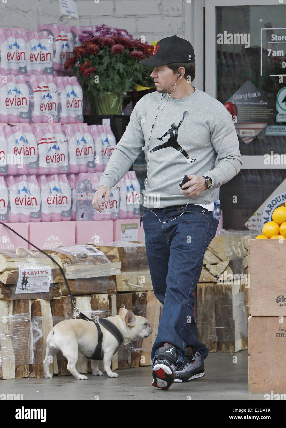 Mark Wahlberg quitter Bristol Farms dans Beverly Hills portant des formateurs de basket-ball Nike sweat et comprend : Mark Wahlberg W Banque D'Images
