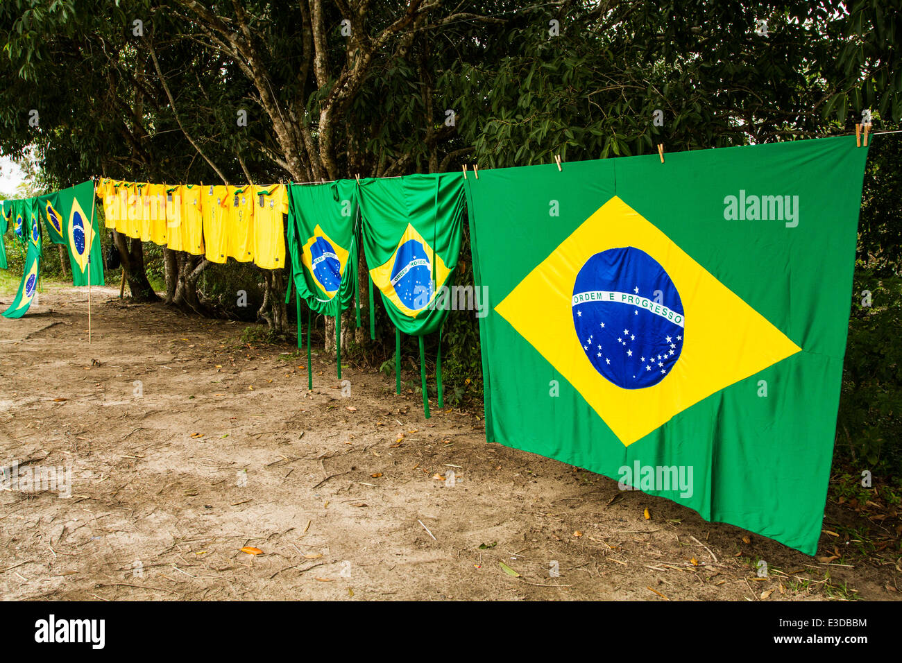 Drapeaux brésiliens en vente à SC 402 de la route. Florianopolis, Santa Catarina, Brésil. Banque D'Images