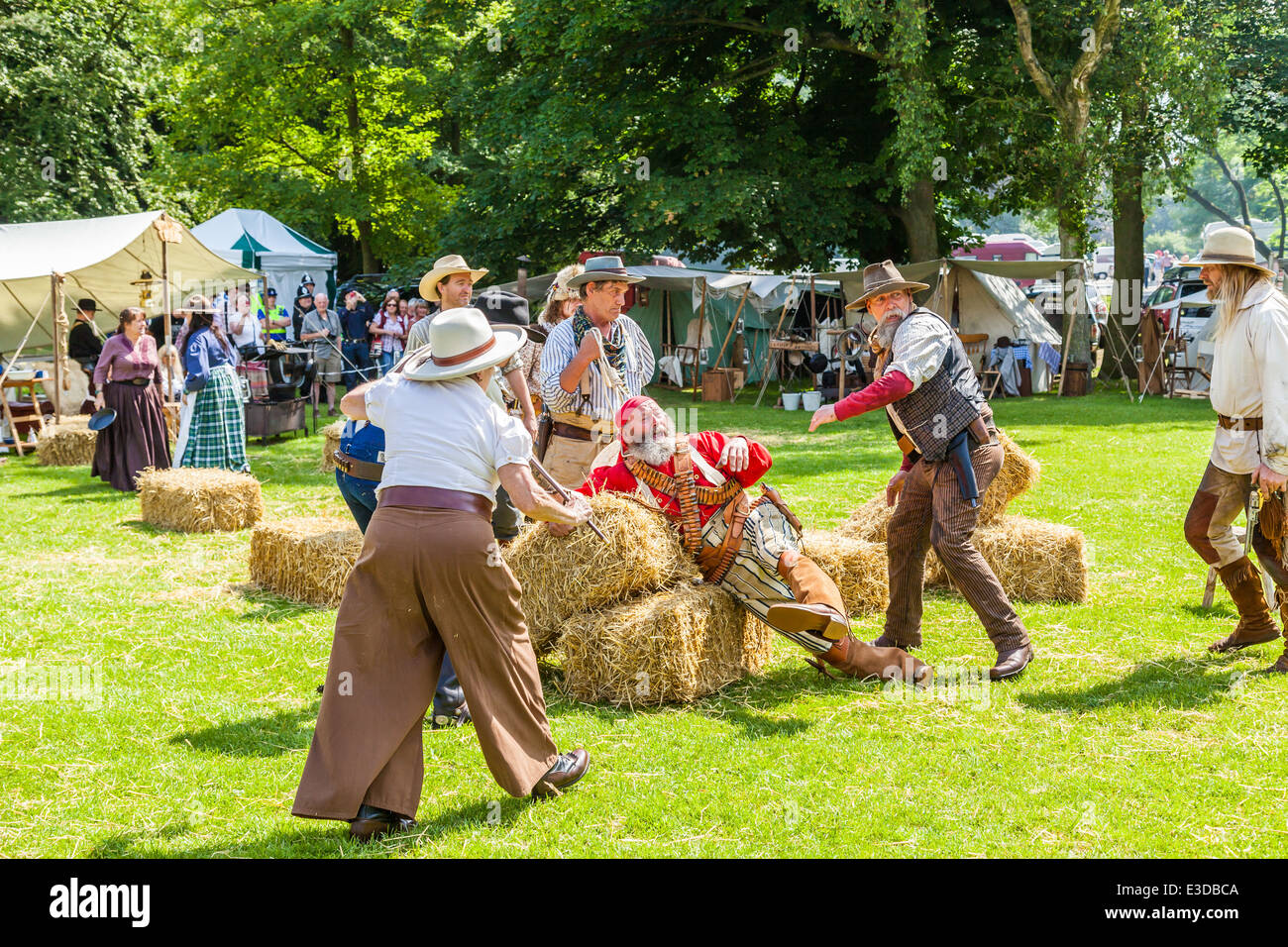 Poireau, Staffordshire, Angleterre. 22 juin 2014, un week-end country et western. Un Lynch mob menacent de suspendre Villain Cowboy. Banque D'Images