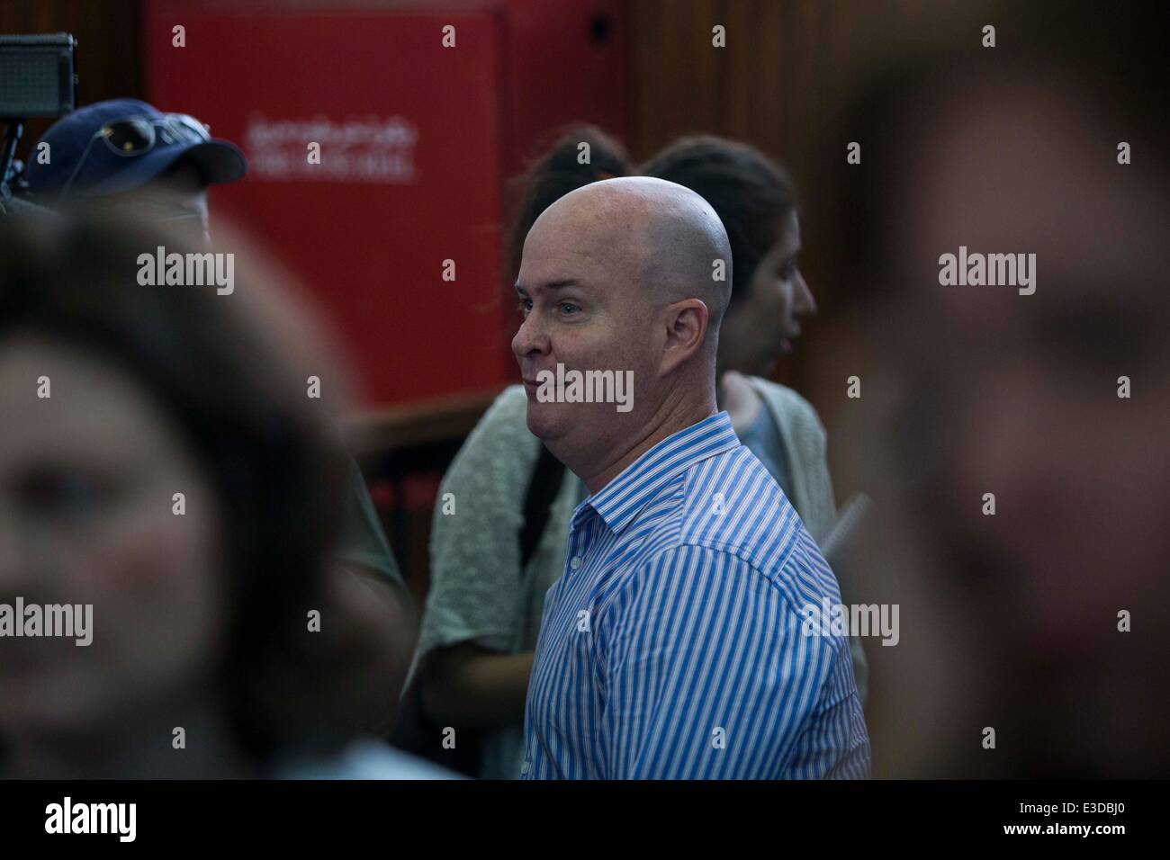 Le Caire, Égypte. 23 Juin, 2014. Mick Greste (C), le frère d'Al-Jazira est journaliste australien Peter Greste, regarde après le verdict lors d'une cour au Caire, le 23 juin 2014. Un tribunal égyptien a condamné lundi trois journalistes d'Al-Jazeera, l'Australien Peter Greste égypto-canadiennes se sont formées, Mohamed Fadel Fahmy et producteur égyptien Baher Mohamed, à sept ans de prison sur des accusations d'avoir aidé l'interdit des Frères musulmans. Credit : Cui Xinyu/Xinhua/Alamy Live News Banque D'Images