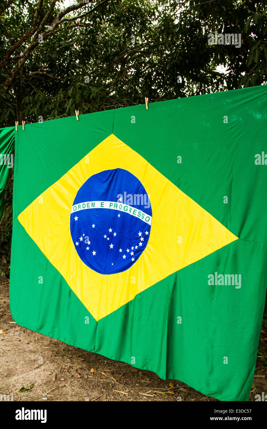 Drapeaux brésiliens en vente à SC 402 de la route. Florianopolis, Santa Catarina, Brésil. Banque D'Images