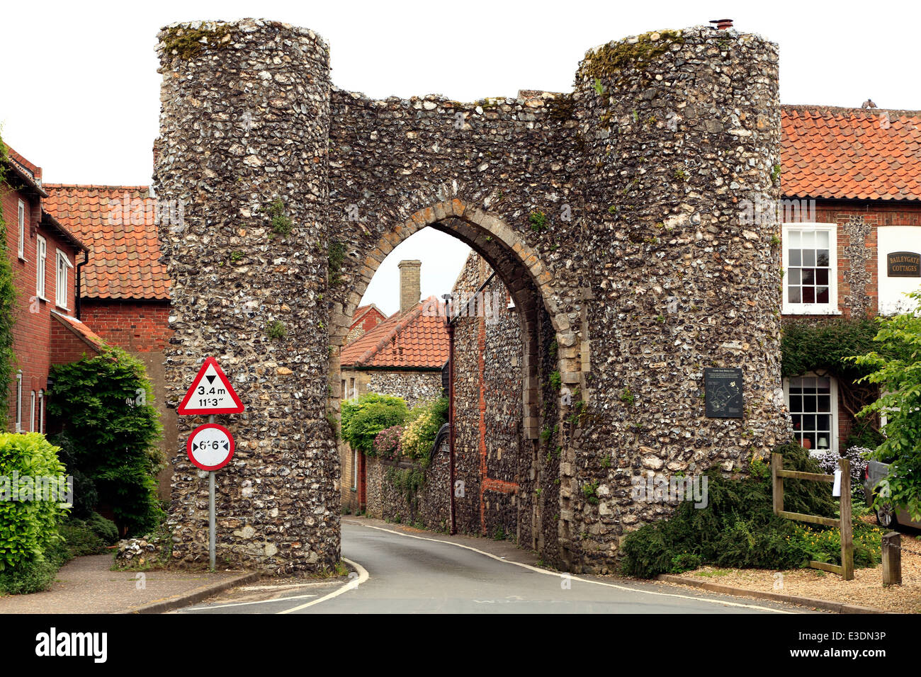 Bailey Gate, Castle Acre, Norfolk, au nord de la porte de Norman, ch. 1200 England UK gates ville médiévale de défense défense Banque D'Images