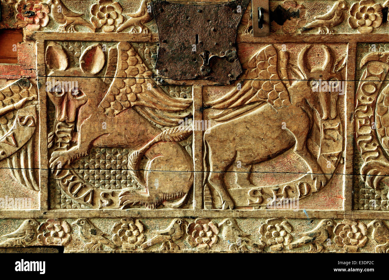 Dersingham, bois sculpté 14e siècle en bois, à la poitrine, symboles de détail 2 des quatre évangélistes, Saint Luc et Saint John, Norfolk Banque D'Images
