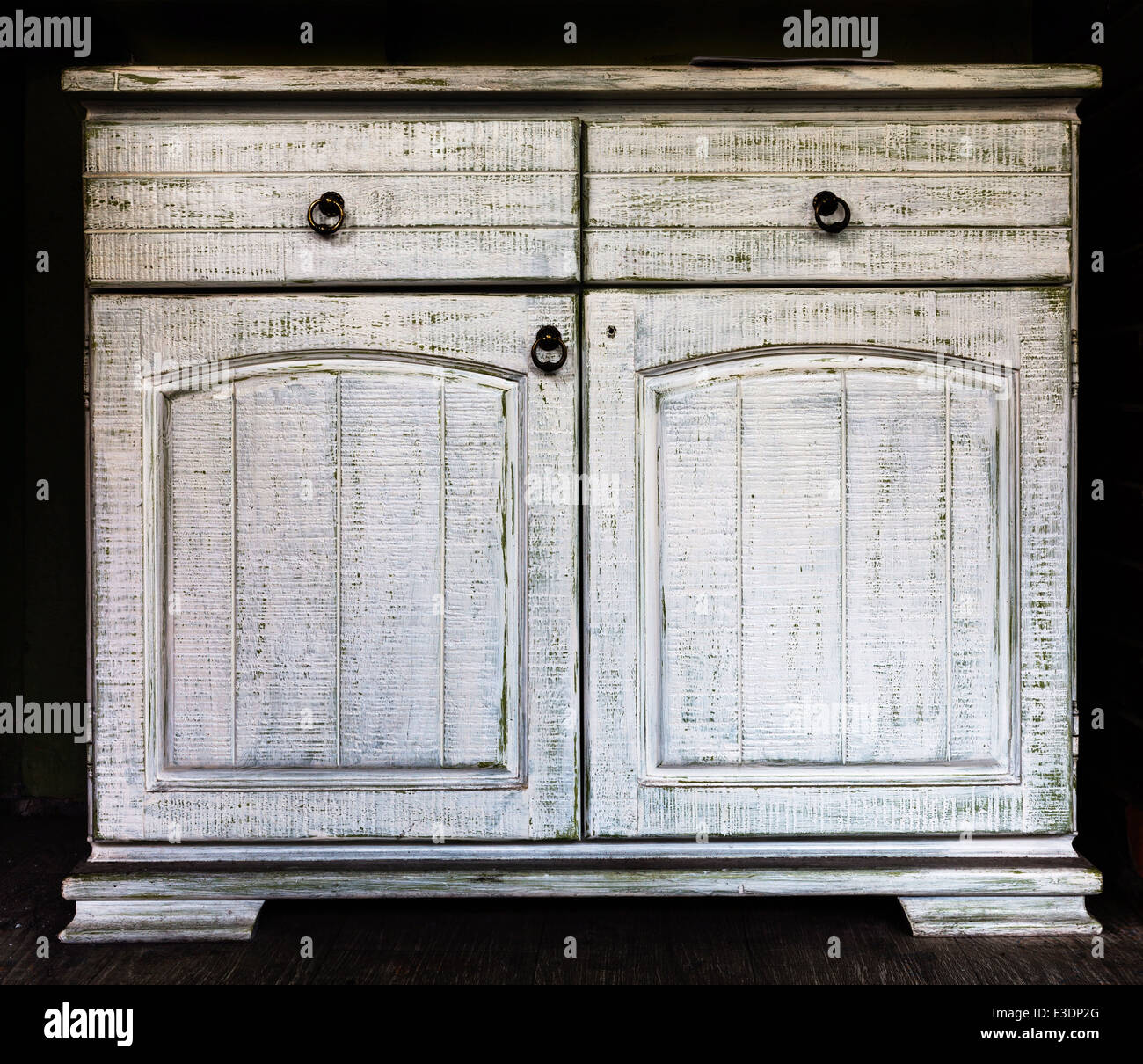 Ancienne armoire en bois blanc sur fond sombre Banque D'Images