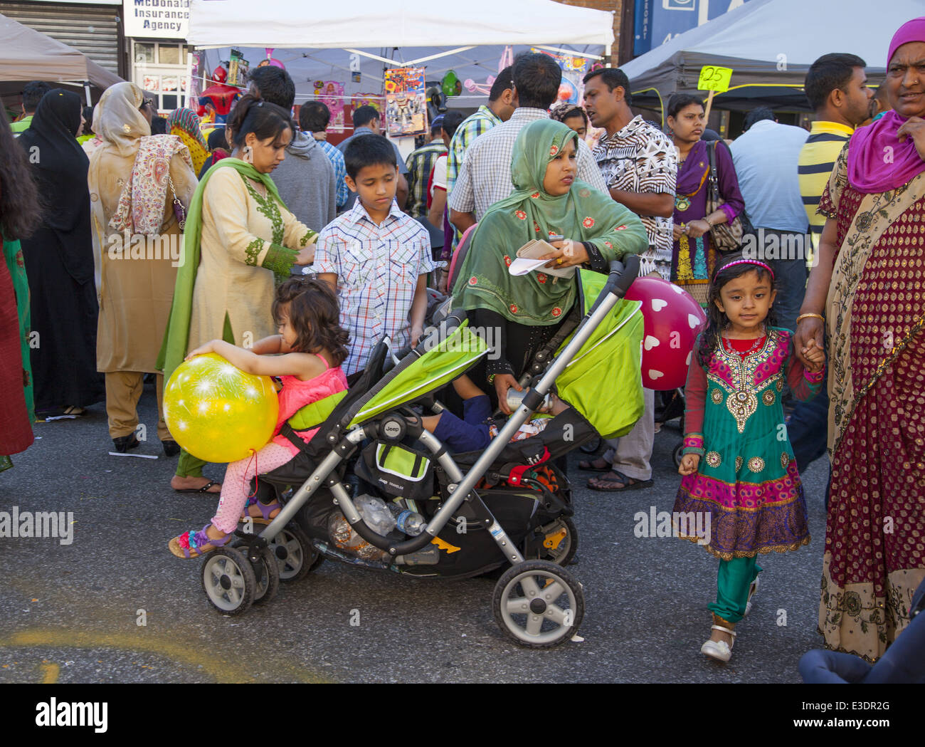 Foire de rue dans 'Little Bangladesh', McDonald Avenue, quartier de Kensington, Brooklyn, New York. Banque D'Images