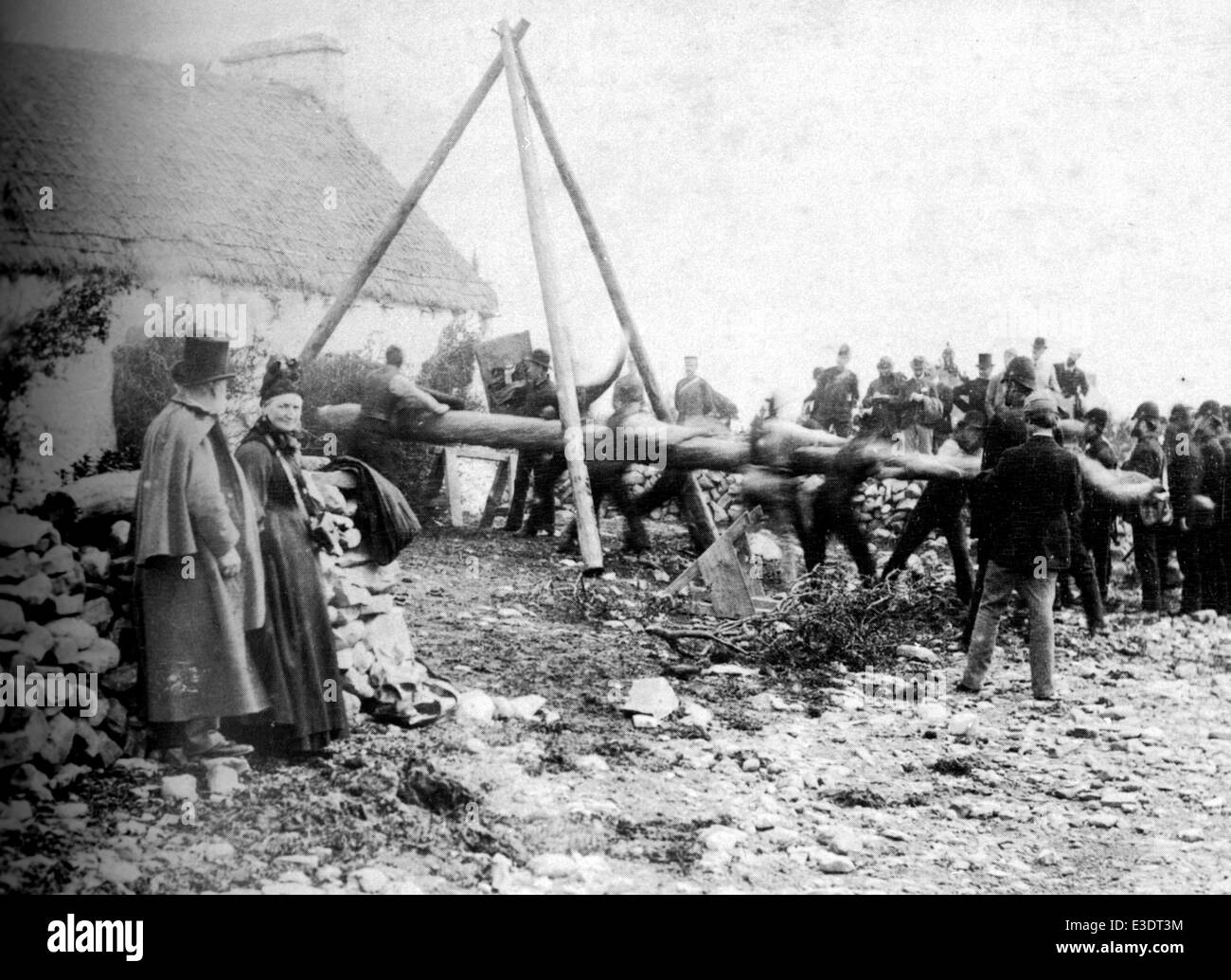 La famine irlandaise d'un bélier pour démolir un cottage dans le comté de Clare en juillet 1888. Voir la description ci-dessous Banque D'Images